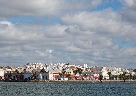 Pueblo marinero de la costa de Huelva visto desde el agua